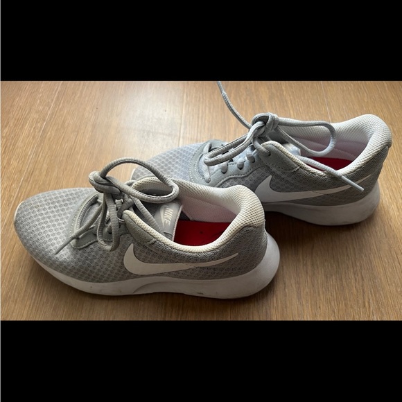 Nike Tanjun Shoes Women’s Size 6 - Picture 4 of 11